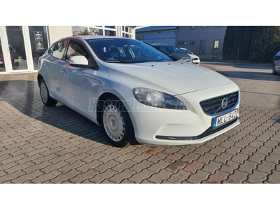 VOLVO V40 1.6 T3 Momentum Magyar 143e km