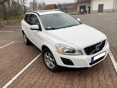 VOLVO XC60 2.4 D [D3] Momentum Panorámatető!