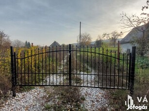 Bazsi szőlő hegyen 1,75 ha terület lakóépülettel eladó