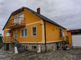 Jobaháza - 2 szintes, alápincézett ház nagy telken, halastóval eladó