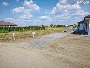 Közművekkel ellátott építési telek Mikepércs déli lakóparkjában