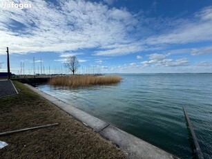 Balatonvilágoson eladó nyaralónak alkalmas vízközeli 2 szobás téglalak