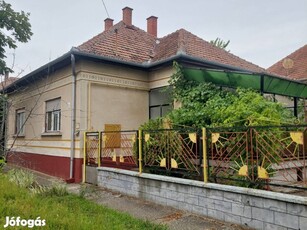 Kiskunfélegyházán sarki,különportás családi ház eladó