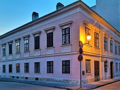 Eladó utcai bejáratos üzlethelyiség - Sopron, Színház utca 18.