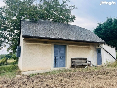 Csákváron panorámás zártkert eladó présházzal!