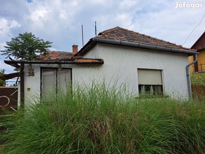 Eladó Nagykőrösön a Kassai utcában egy tehermentes családi házat!