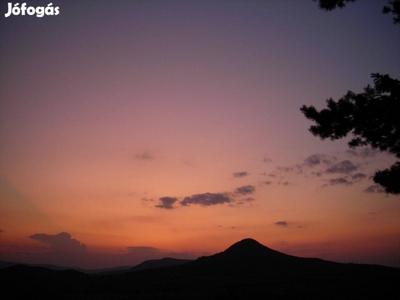 Panorámás, parkos telek eladó