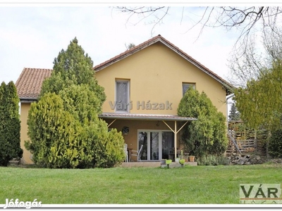 Veresegyházon a Széchenyi dombon kétszintes önálló családi ház eladó.