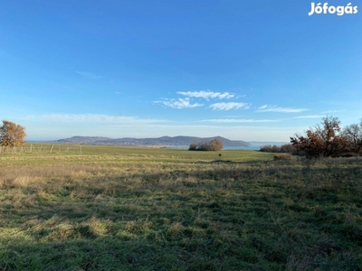 Örvényesen eladó panorámás zártkert!