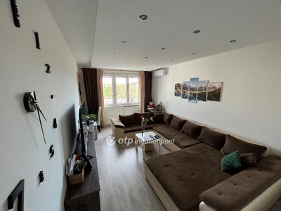 Eladó újszerű állapotú panel lakás - Debrecen