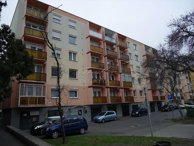 Eladó felújítandó panel lakás - Győr