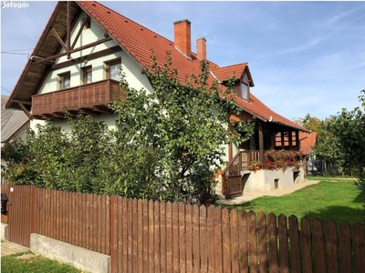 Balatontól 15 km-re, Nagyvázsonyban több generációs családi ház eladó