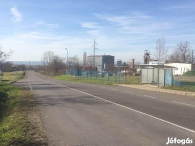 Ipari terület Pécs agglomerációjában a főút mellett