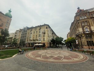 Eladó téglalakás Budapest, IX. kerület, Bakáts tér, földszint