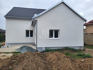 Eladó téglalakás Szombathely, Villaövezetben, földszint