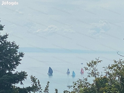 Eladó panorámás lakóház Balatonakarattyán!