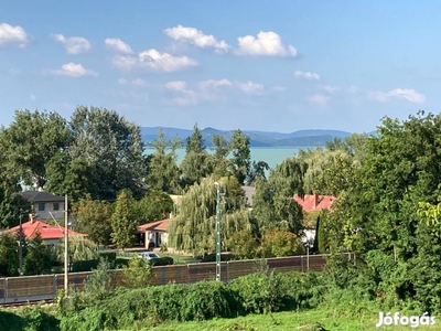 Nyaraló-családi ház Balatonszárszón! Kiváló elhelyezkedés!