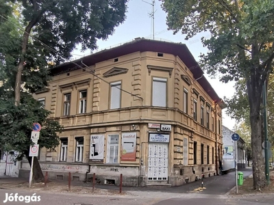 Szeged, belvárosi nappali+3 szobás első emeleti lakás eladó