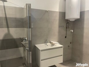 Velence, Partközeli utca, 90 m2-es, ikerház, 4 szobás, felújított /