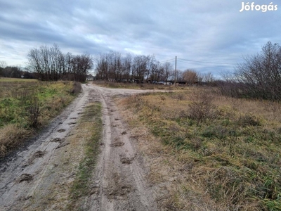 Budapest M0 körgyűrűjéhez közel nagy telek 8750nm telephelynek, tanya