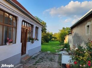 2 szobás családi ház eladó Egyházasfaluban.