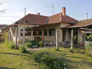 Mezőberény, Áchim L. utcában 2,5 szobás, jó állapotú családi ház eladó