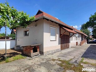 Miskolc-Szirmán újszerű 2 szoba+nappalis családi ház 2 garázzsal eladó