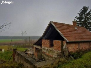 Sümeg, Újhegy, részben felújított/szerkezetkész hétvégi házas nyaraló