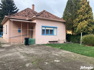 Dunaújvárosban családi ház 3 garázzsal eladó