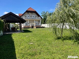 Balatonalmádi csendes utcájában eladó egy panorámás caládi ház