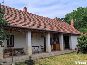 Domoszló panorámás telkén felújított, 3 szobás családi ház eladó