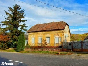 Eladó családi ház Kőröshegyen a főutcán!!