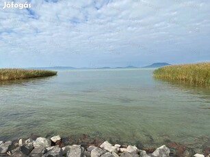 Eladó közvetlen vízparti terület Balatonfenyvesen!