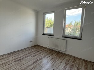 Győrújfalun 462 m2-es telken, nappali + 4 szobás ikerház, garázzsal