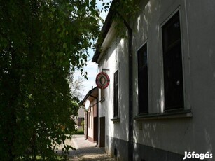 Máriavárosban tégla polgári ház, nagy belmagasság, tetőtérbeépítés