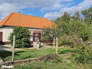 Pakson családi ház nagy telekkel eladó