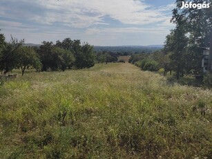 Panorámás, nagy, széles zártkert eladó Bicskén!