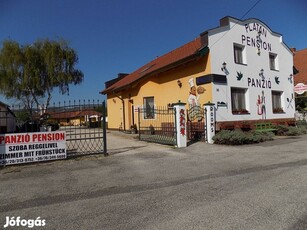 Panzió 13 szobával a 82-es főút mellett, M1 autópálya közelében eladó