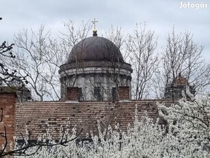 RITKASÁG Esztergomban a BAZILIKA lábánál eladó, akár 2 generációs ház