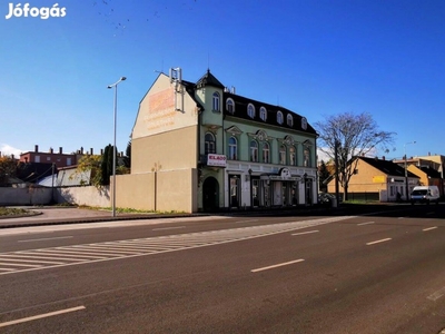 Utca bejáratos üzlethelyiség kiváló parkolással Miskolc belvárosánál