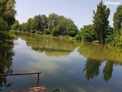 Mezőtúron a Holt-Körös partján vízparti nyaraló