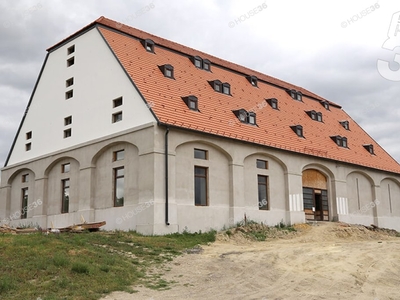 Pannonhalma, ingatlan, üzleti ingatlan, 1600 m2, 185.000.000 Ft