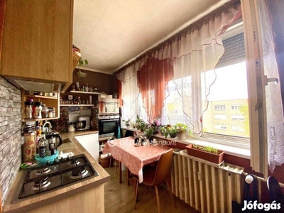 1+2 félszobás lakás eladó a Petőfi Lakótelepen!