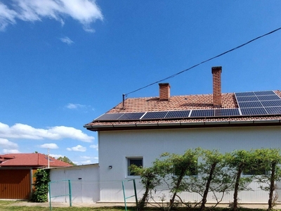 Cserkeszőlő Gyógyhelyen zöld modern kétszintes napelem rendszerrel - Cserkeszőlő, Jász-Nagykun-Szolnok - Nyaralók, üdülők