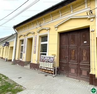 Eladó utcai bejáratos üzlethelyiség - Tolna, Deák Ferenc utca 3.