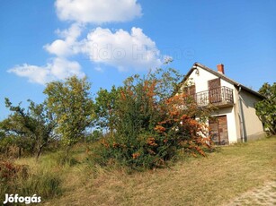 Siófok Törekiben panorámás telek, gazdasági épülettel eladó