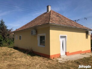 Győrszemerén eladó egy 2 szobás, felújított caládi ház, nagy telekkel