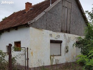 Telek eladó bontandó házzal!