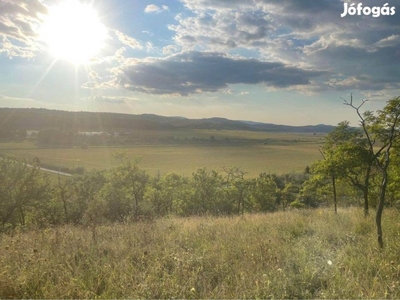 Únyi belterületi panorámás telek