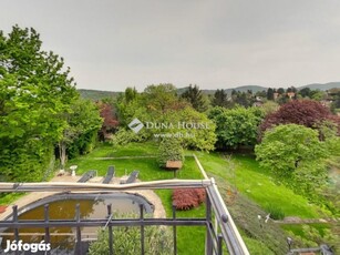 Panorámás telken medencével